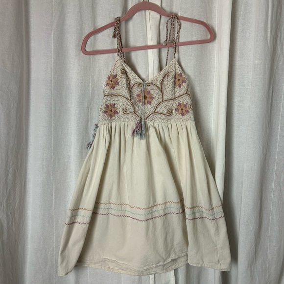 Yibel Embroidered Boho Halter Neck Babydoll Dress Women’s XSmall Ivory Blue Pink - Picture 1 of 6